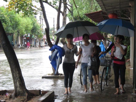 Trường học Hà Tĩnh ngập lụt vì mưa lớn