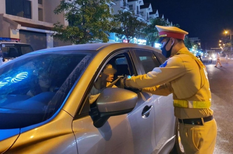 Lực lượng CSGT ở Hà Tĩnh tiến hành đo nồng độ cồn đối với các tài xế.