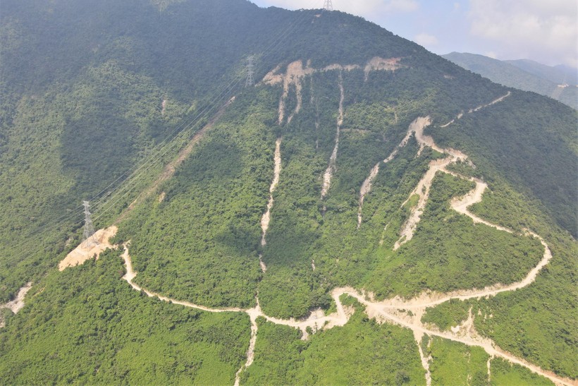 Dự án đường dây 500kV Quảng Trạch - Vũng Áng đi qua nhiều khu vực đồi núi ở thị xã Kỳ Anh.