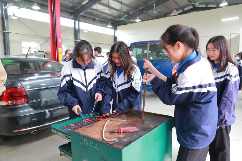 Các nữ sinh Trường THPT Nguyễn Đình Liễn trải nghiệm giờ thực hành nghề Công nghệ ô tô tại Trường Cao đẳng Kỹ thuật Việt – Đức Hà Tĩnh.