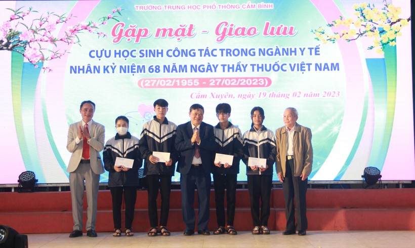 Trường THPT Cẩm Bình tri ân Cựu học sinh nhân Kỷ niệm ngày Thầy thuốc Việt Nam ảnh 7