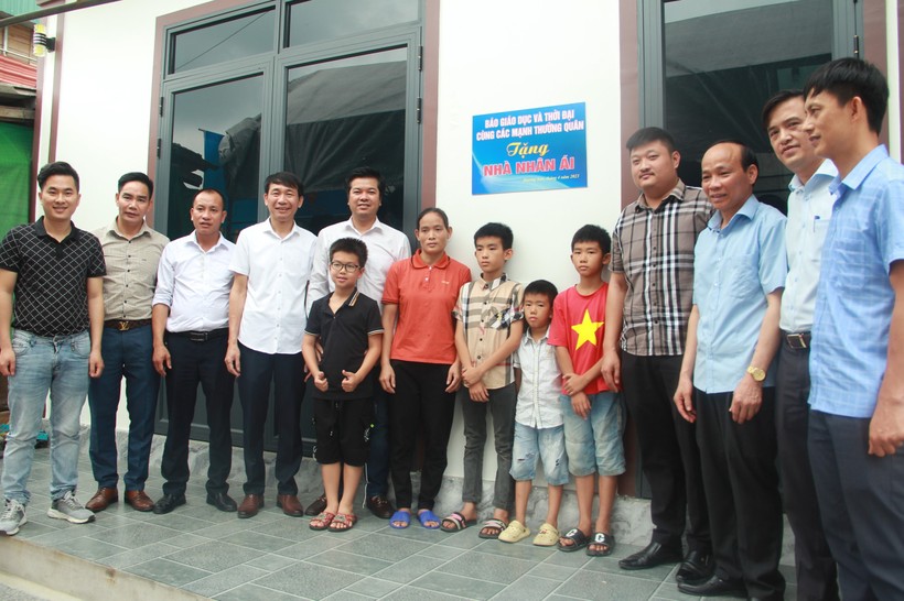 Báo GD&TĐ cùng đại diện chính quyền địa phương và các nhà hảo tâm cùng mở biển khánh thành nhà nhân ái cho 3 học sinh có hoàn cảnh khó khăn tại huyện Hương Sơn. (Ảnh: T.H).