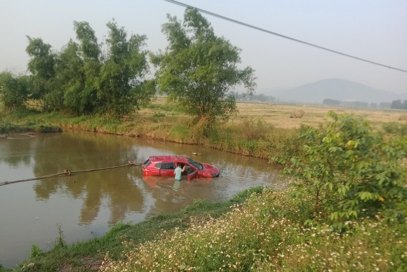 Chiếc xe lao xuống hồ sau khi mất lái. (Ảnh: CTV).