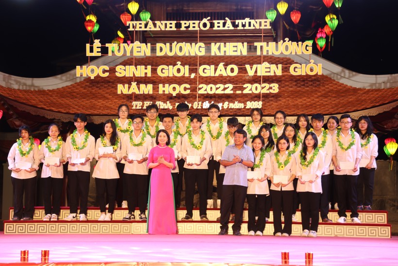 Những học sinh tại địa bàn TP Hà Tĩnh đạt học sinh giỏi THPT quốc gia được tuyên dương tại buổi Lễ.