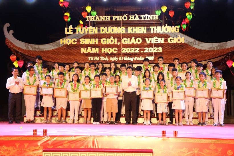 TP Hà Tĩnh tuyên dương 239 học sinh, giáo viên giỏi ảnh 6