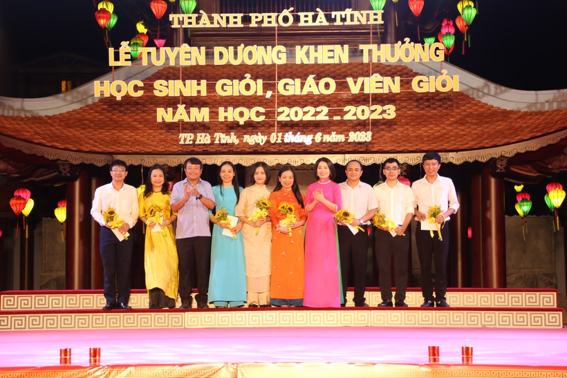 TP Hà Tĩnh tuyên dương 239 học sinh, giáo viên giỏi ảnh 8