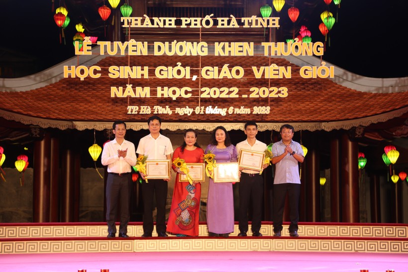 TP Hà Tĩnh tuyên dương 239 học sinh, giáo viên giỏi ảnh 9
