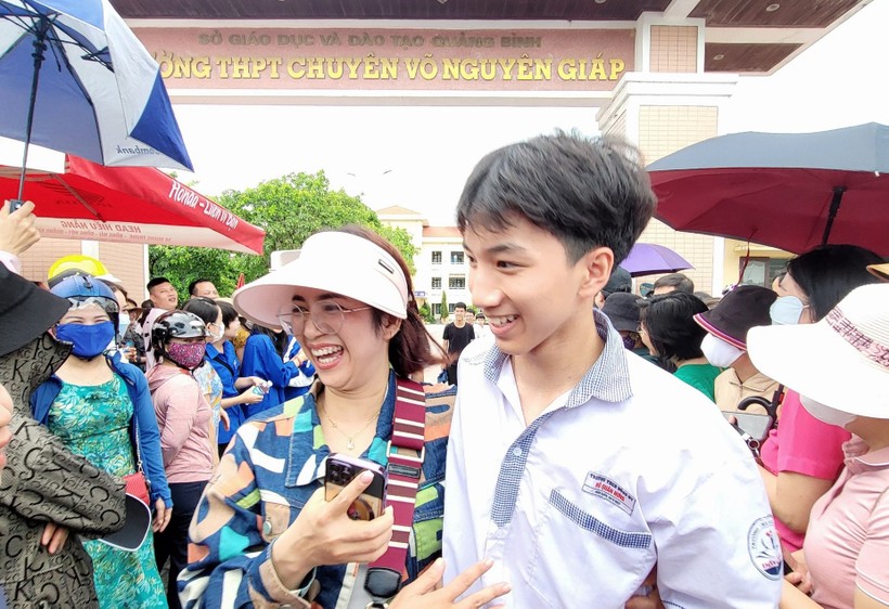 Thí sinh tự tin đạt điểm 10 môn Toán vào lớp 10 trường THPT không chuyên ở Quảng Bình. (Ảnh: Đ.T).