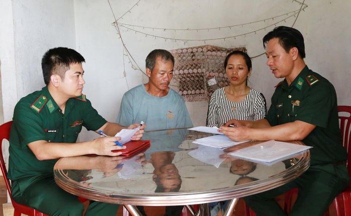 Bộ đội Biên phòng Hà Tĩnh tiếp nhận trình báo từ gia đình các nạn nhân. (Ảnh: BPHT)