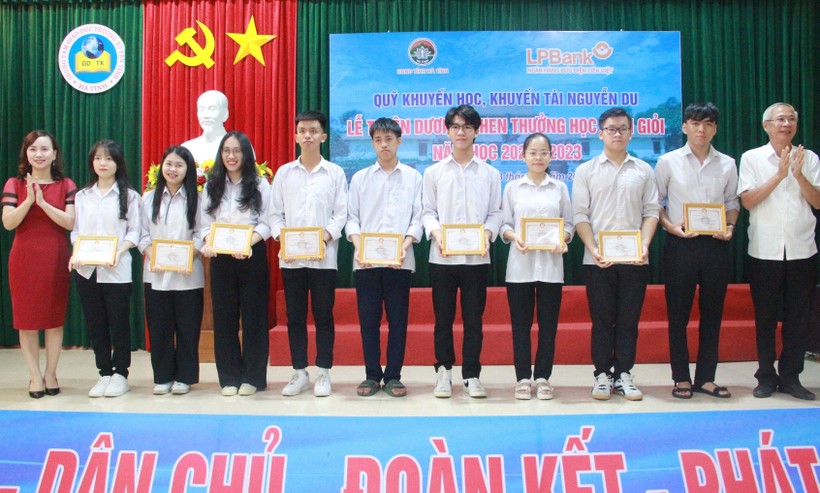 Giám đốc Sở GD&ĐT và Chủ tịch Hội Khuyến học Hà Tĩnh tuyên dương, trao thưởng cho các em học sinh giỏi quốc gia năm học 2022-2023. (Ảnh: Vũ Long).