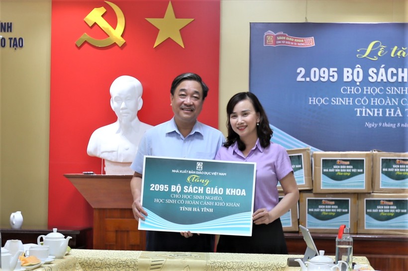 Tặng hơn 2.000 bộ sách giáo khoa cho học sinh khó khăn ở Hà Tĩnh ảnh 3