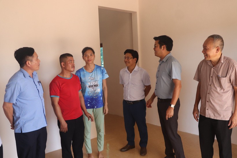 Bàn giao nhà nhân ái ở huyện miền núi Vũ Quang do Báo GD&TĐ kết nối ảnh 1
