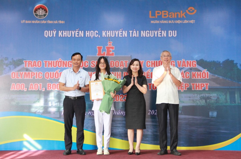 Trao thưởng gần 110 triệu đồng cho học sinh Hà Tĩnh đạt thành tích cao ảnh 5