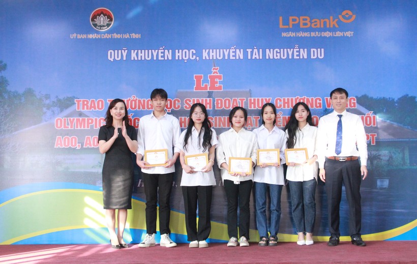 Trao thưởng gần 110 triệu đồng cho học sinh Hà Tĩnh đạt thành tích cao ảnh 3