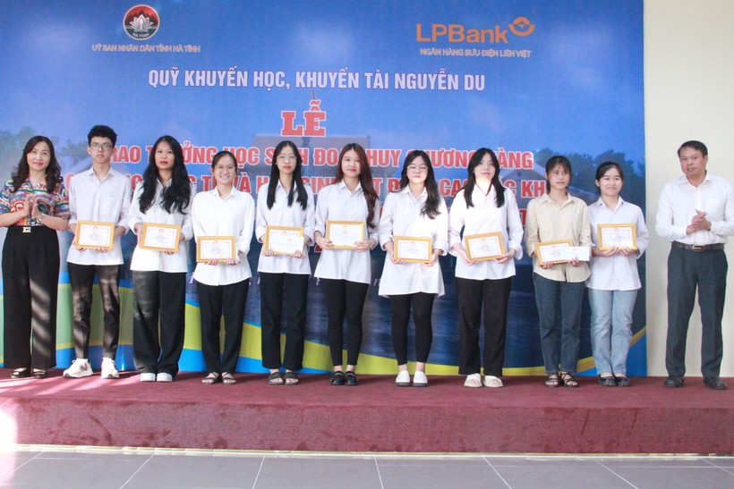 Trao thưởng gần 110 triệu đồng cho học sinh Hà Tĩnh đạt thành tích cao ảnh 6
