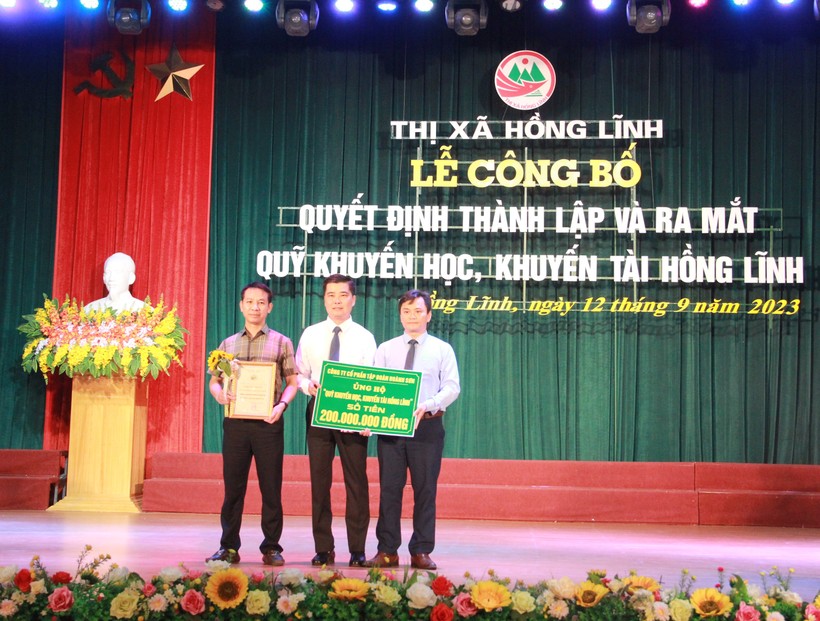 Công ty Cổ phần Tập đoàn Hoành Sơn ủng hộ Quỹ khuyến học, khuyến tài Hồng Lĩnh 200 triệu đồng. ảnh 4