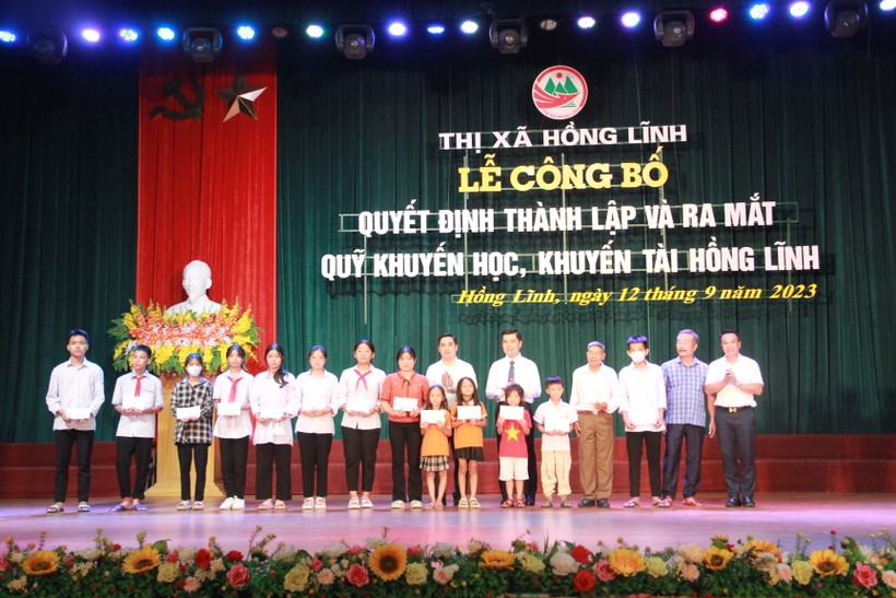 Bí thư Thị ủy và lãnh đạo UBND Thị xã Hồng Lĩnh trao quà cho các em học giỏi, vượt khó. ảnh 6