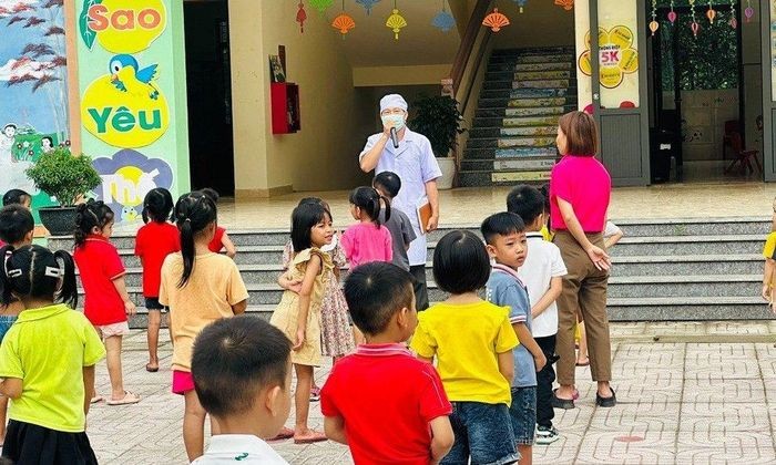Ngành Y tế huyện Hương Khê phối hợp với các trường học kiểm tra, tuyên truyền kiến thức về phòng tránh và điều trị dịch đau mắt đỏ. (Ảnh: CTV)
