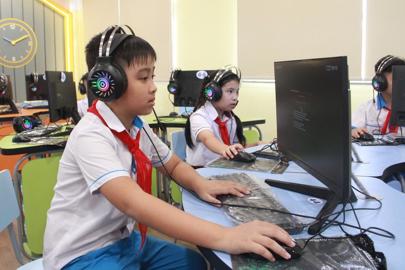 Phòng học máy tính hiện đại do Quỹ Minh Đức tài trợ giúp học sinh có điều kiện học tập tốt hơn. ảnh 5