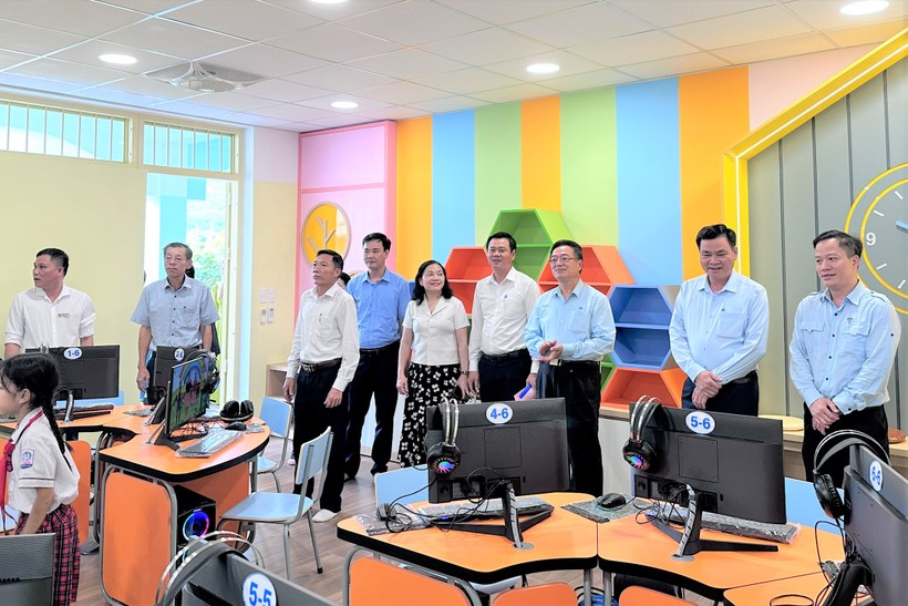 Các đại biểu tham quan phòng học máy tính do Quỹ Minh Đức tài trợ. ảnh 1