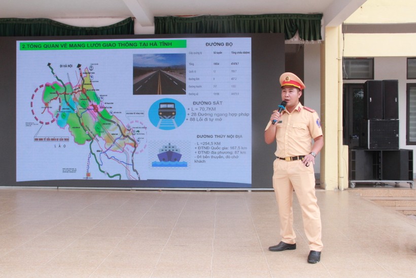 Trung úy Nguyễn Văn Tuấn, Phòng CSGT - Công an tỉnh tuyên truyền kiến thức về Luật ATGT. ảnh 3