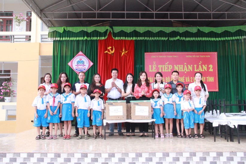Lễ tiếp nhận máy tính và bàn ghế do Công ty Thanh Tùng 2 trao tặng Trường Tiểu học Thạch Xuân. 