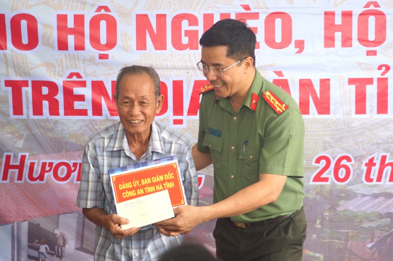 Đại tá Nguyễn Hồng Phong - Giám đốc Công an tỉnh Hà Tĩnh tặng quà cho gia đình ông Đoàn Khắc Chương. ảnh 5