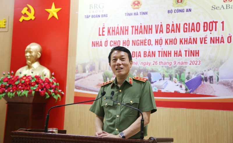 Thứ trưởng Lương Tam Quang phát biểu chỉ đạo tại lễ bàn giao nhà cho hộ nghèo. ảnh 2