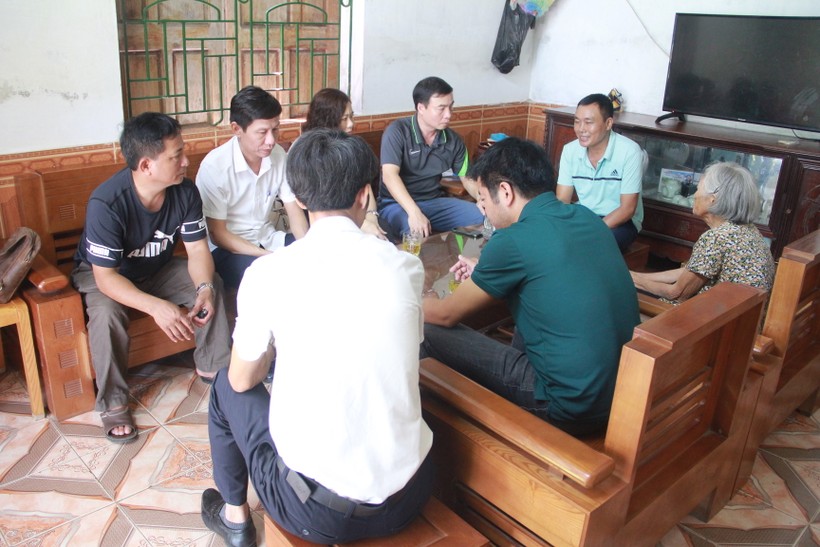 Thầy giáo Phan Văn Minh - Bố cháu Phương Thảo xúc động khi kể về hoàn cảnh của gia đình mình. ảnh 2