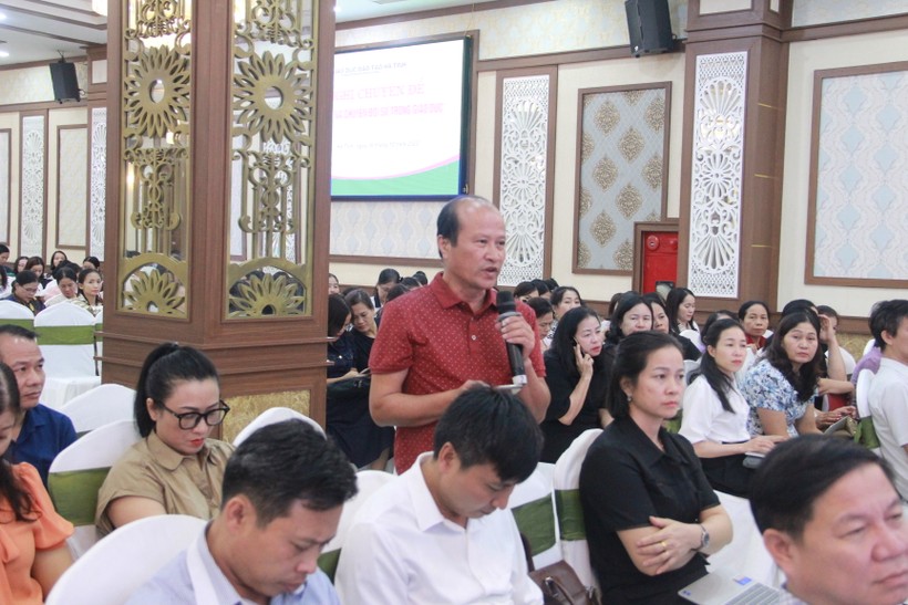 Thầy giáo Nguyễn Đình Chiến - Hiệu trưởng Trường THCS Thạch Trung (TP Hà Tĩnh) tham luận tại Hội nghị. ảnh 3