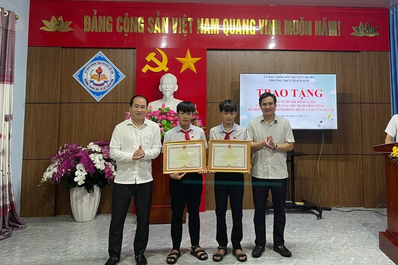 Bí thư Huyện ủy Lộc Hà trao tặng Bằng khen của Chủ tịch UBND tỉnh Hà Tĩnh cho 2 học sinh dũng cảm cứu người.