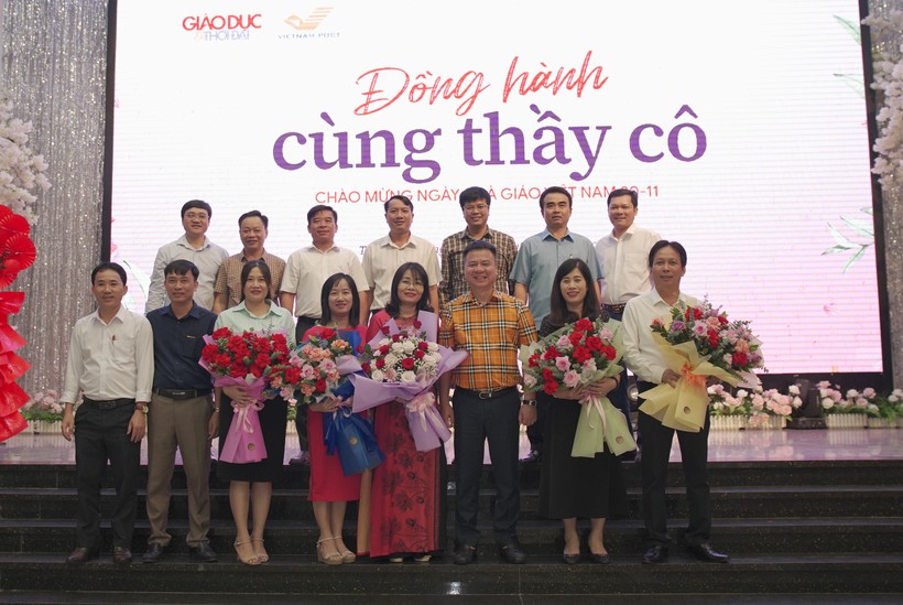 Lãnh đạo Báo GD&TĐ cùng cán bộ, phóng viên chụp ảnh lưu niệm cùng đại diện ngành giáo dục các tỉnh Quảng Bình.