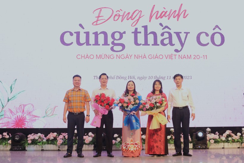 Lãnh đạo Báo GD&TĐ và Công ty Phát hành báo chí Trung ương tặng hoa cho đại diện các Sở GD 3 tỉnh Quảng Bình - Quảng Trị và Thừa Thiên - Huế.