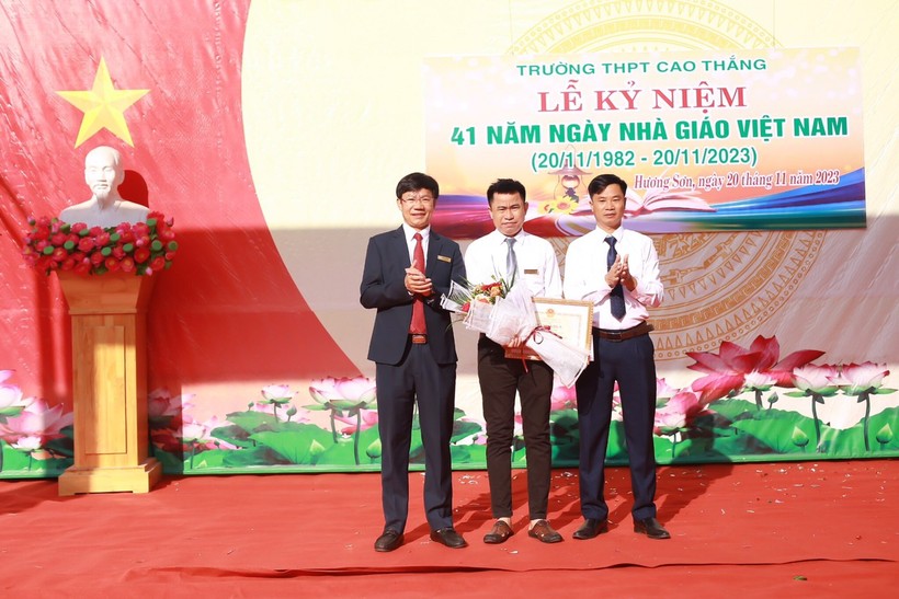 Lãnh đạo nhà trường chúc mừng thầy Tần nhận Bằng khen của Bộ GD&ĐT.
