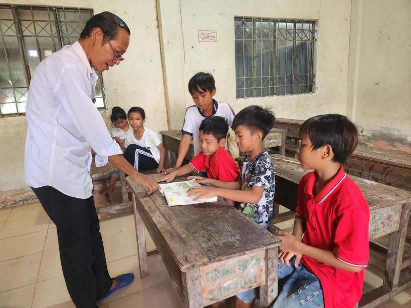 Lão nông 60 tuổi và 23 năm dạy tiếng Khmer cho học sinh ảnh 1