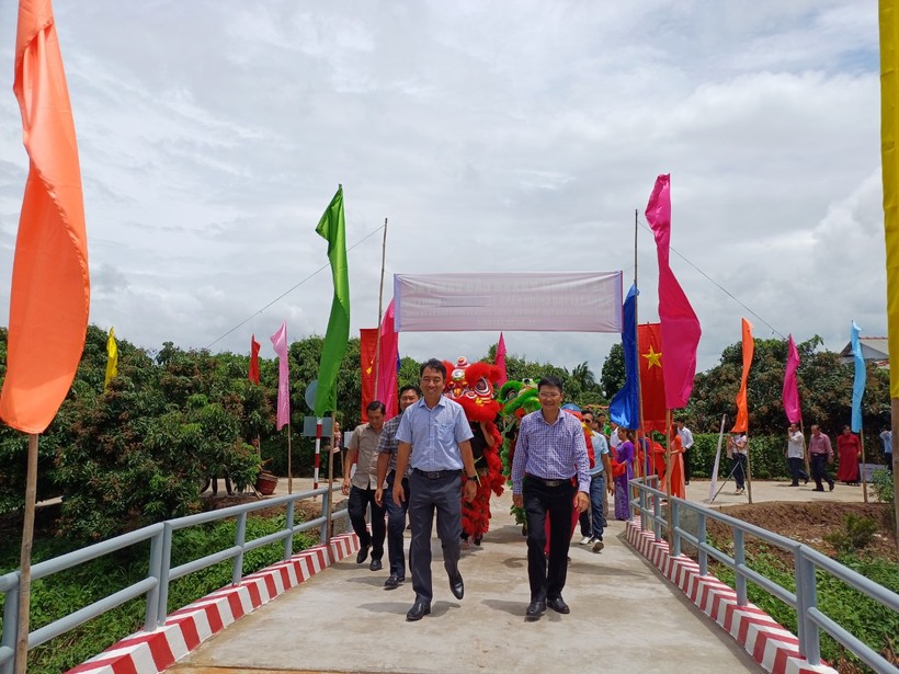 Khánh thành cầu mới ở Vĩnh Long giúp học sinh đến trường ảnh 1