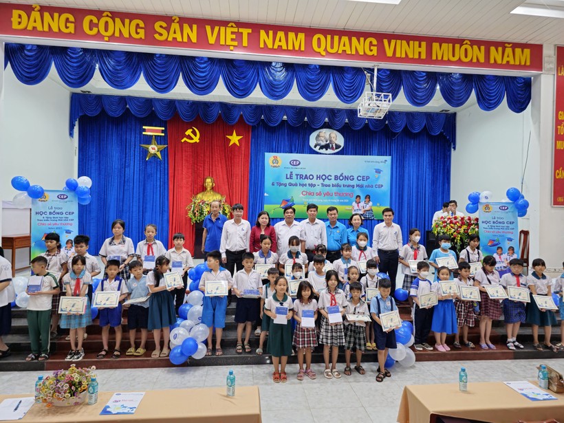 Trao 88 suất học bổng cho học sinh, sinh viên tỉnh Vĩnh Long  ảnh 1