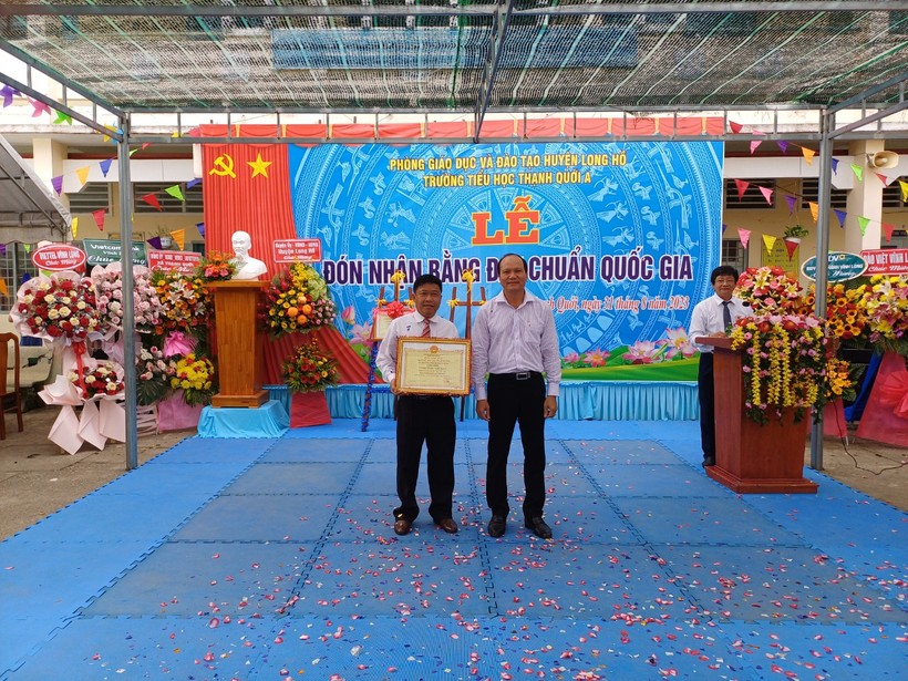 Ông Võ Trung Sơn, Phó chủ tịch UBND huyện Long Hồ trao bằng công nhận trường đạt chuẩn.
