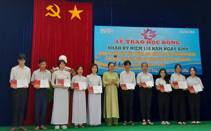 Bà Nguyễn Thị Quyên Thanh, Phó chủ tịch UBND tỉnh tặng học bổng. ảnh 1