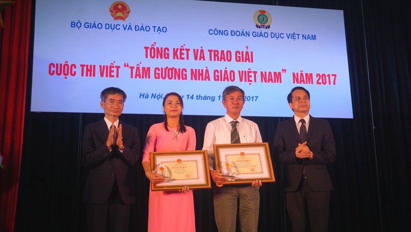 Tác giả Cao Xuân Lương (thứ 2 bên phải) và tác giả Lê Thị Lan Anh (thứ 2 bên trái) nhận Bằng khen của Bộ GD&ĐT cho tác phẩm đoạt giải Nhất