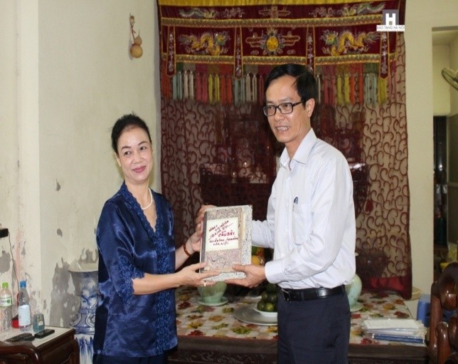Bà Dương Thị Kim Oanh vẫn giữ được cuốn sổ ghi chép các bài thuốc gia truyền