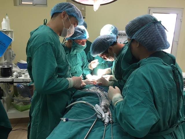 Ekip phẫu thuật tiến hành loại bỏ u tuyến giáp qua đường miệng