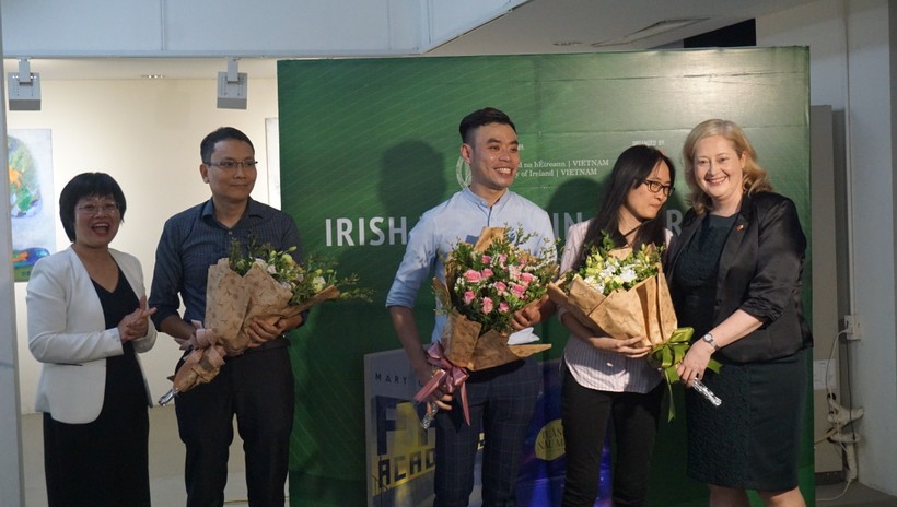 Bà Khúc Thị Hoa Phượng (bên phải) tặng hoa chúc mừng các dịch giả