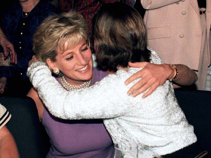 Công nương Diana ôm một bé gái trong bữa tiệc ở Sydney năm 1996.
