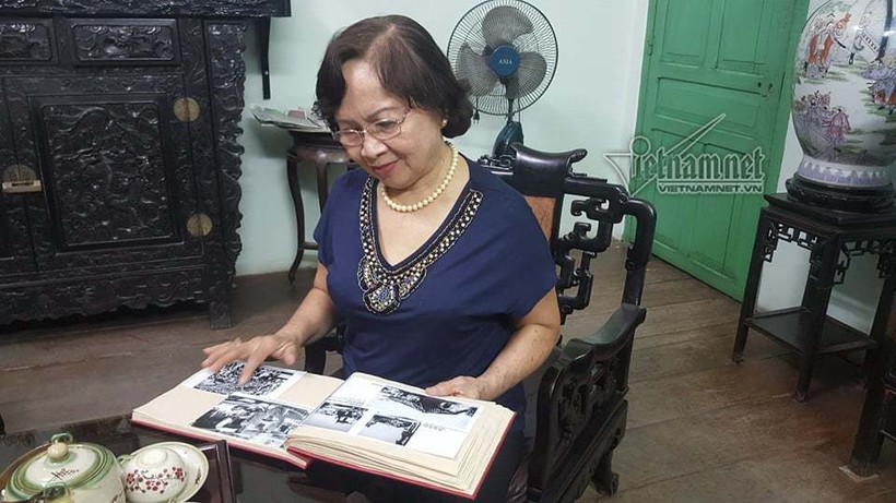 Bà Đào Quý - chắt dâu KTS Nguyễn Duy Đạt vẫn còn lưu giữ những bức ảnh quý hiếm về gia đình, dòng họ nhà chồng.