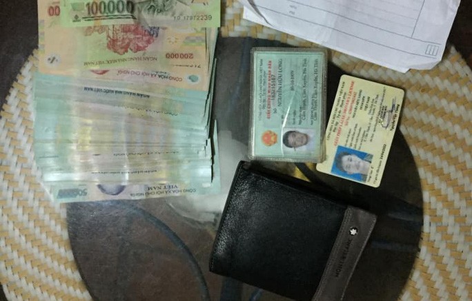 Chiếc ví cùng số tiền và một số giấy tờ cá nhân của anh Long được vợ chồng anh Hậu chụp lại rồi đăng lên Facebook tìm người trả lại.