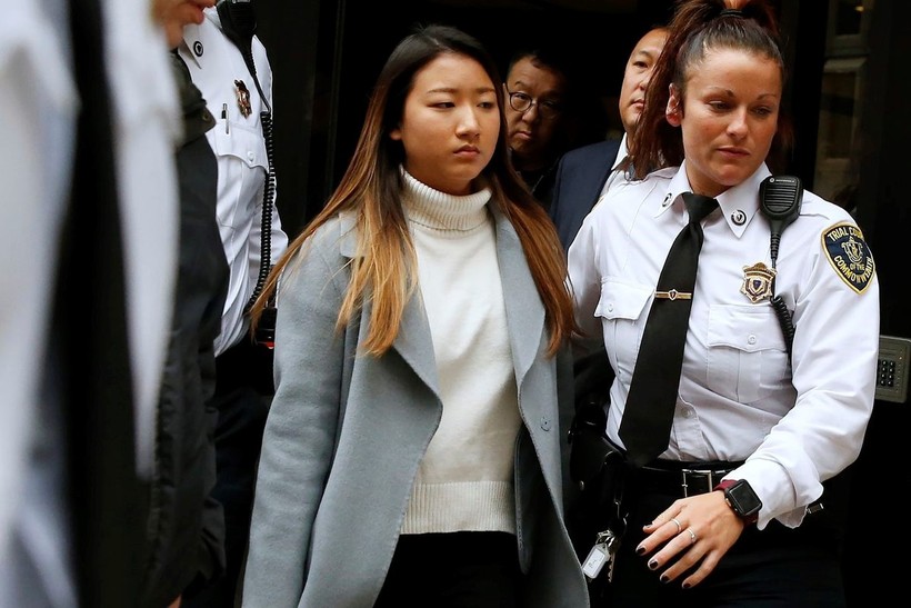 Cô Inyoung You rời khỏi tòa vào ngày 22/11 sau khi phủ nhận cáo buộc phạm tội. Ảnh: AP.