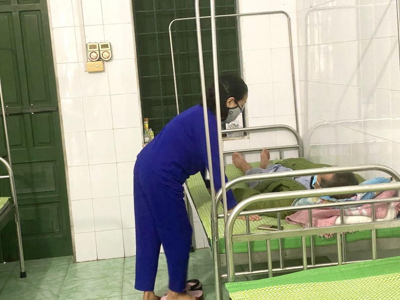 Bà Nguyễn Thị Liên chăm sóc chồng bị loạn thần do rượu.