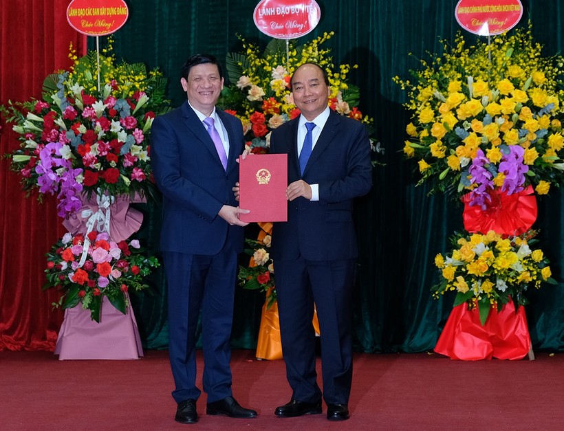 Tân Bộ trưởng Y tế nhận quyết định bổ nhiệm từ Thủ tướng Nguyễn Xuân Phúc. Ảnh: Trần Minh.