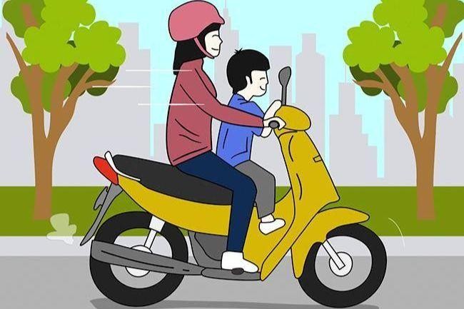 Vị trí nguy hiểm khi cho trẻ ngồi xe máy. Ảnh: BVCC.